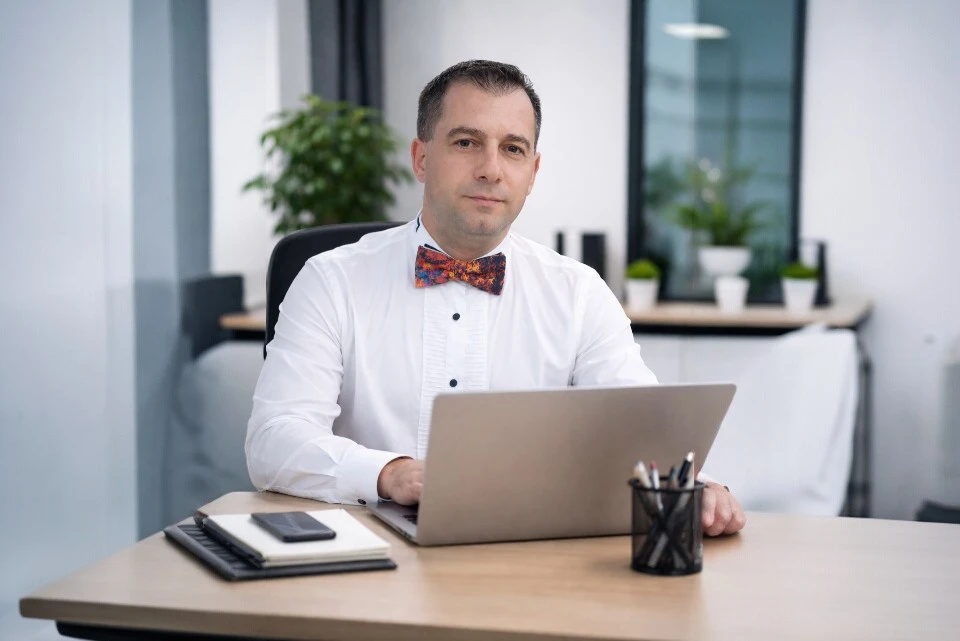 Consultant si Web Design SEO DMA Cristian Dima cu laptop in fata